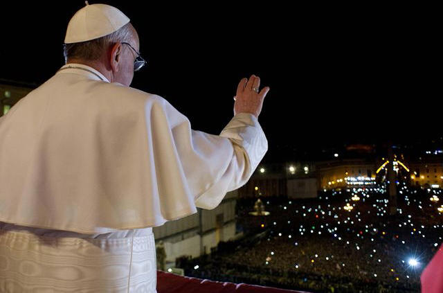 pope-francis-waving-to-crowd